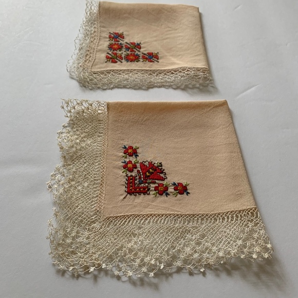 Handkerchief Set of 2, Red Embroidery on Beige Silk, Antique Rare Unique - Picture 10 of 11